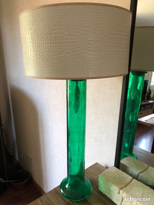 Grande lampe à poser pied en verre abat jour effet cuir crocodile (image 1)