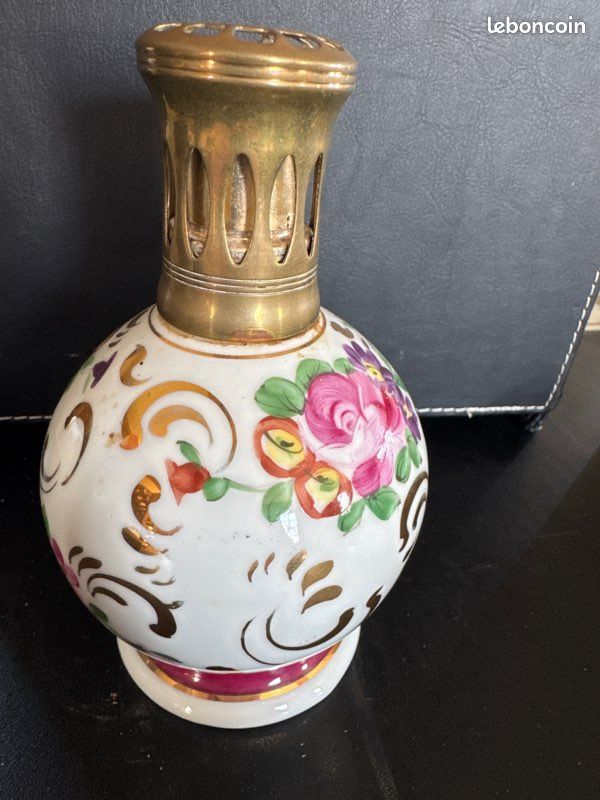 Ancienne Lampe Berger En Porcelaine Française - Magnifique Décor De Roses - état D'usage