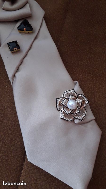 Cravate femme sur collier perles (image 5)