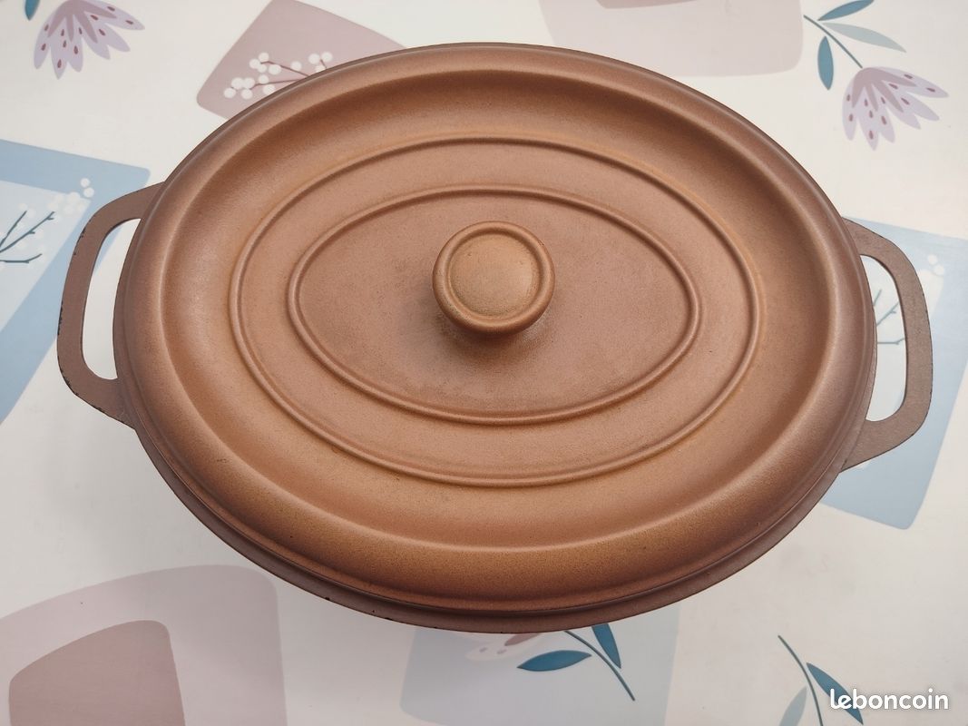Cocotte en fonte marron (image 2)