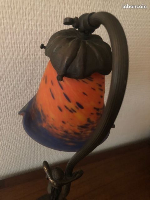Grande lampe Art Nouveau, fer forgé et pâte de verre signée