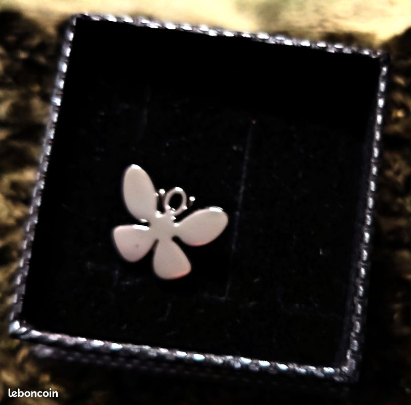 SUPER PENDENTIF PAPILLON 3D Métal argenté NEUF ET ENVOI GRATUIT