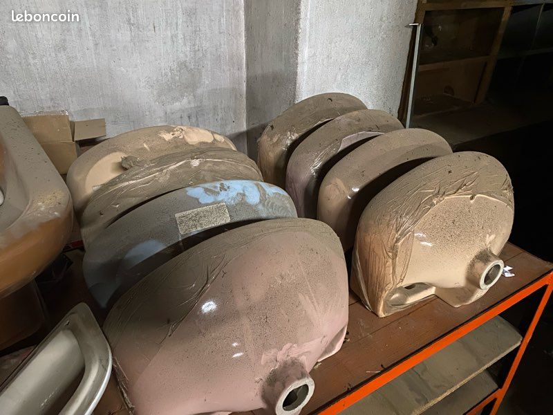 Divers équipements sanitaires anciens (image 1)