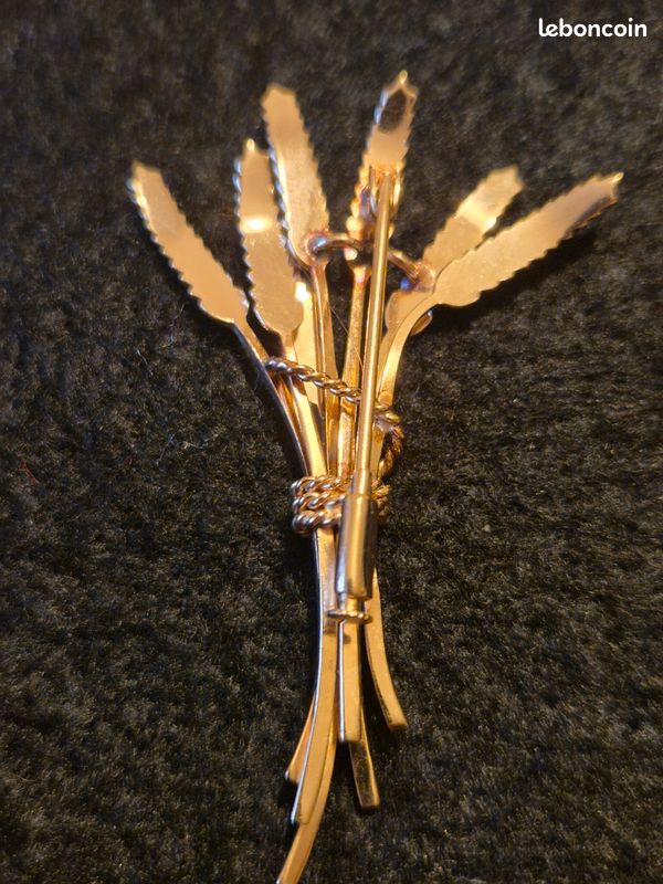Jolie Broche Vintage Avec Détails En Os - Plaqué Or