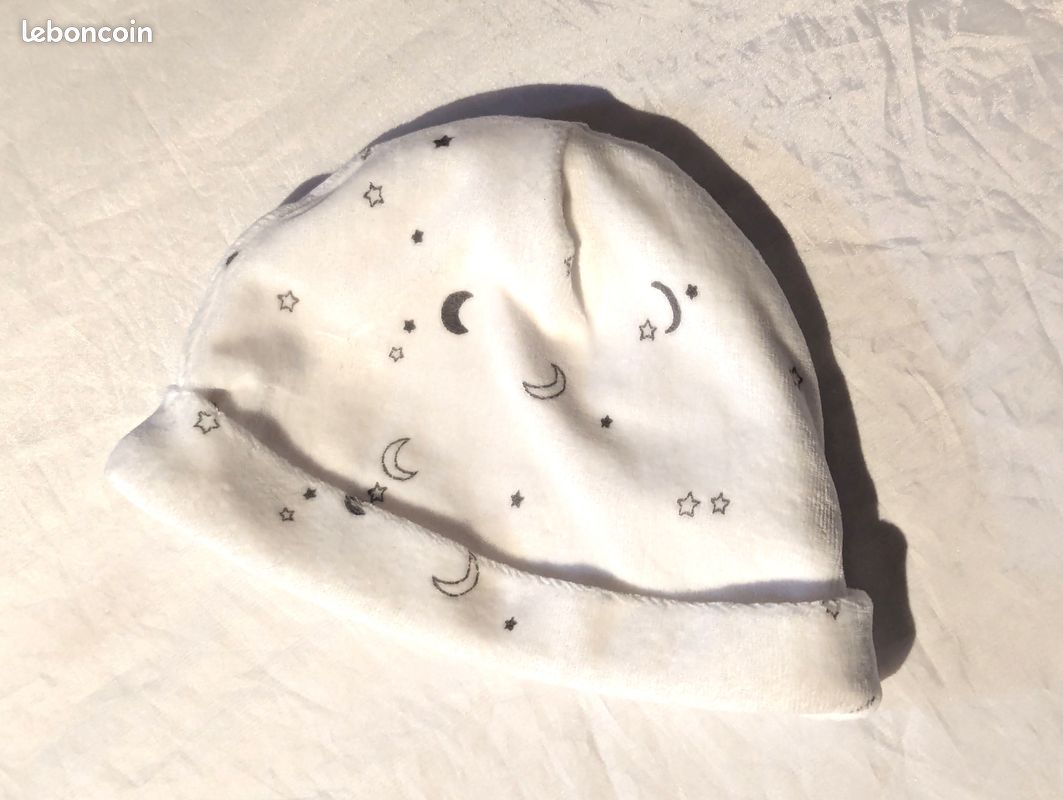 Petit Bonnet Blanc Espace Dessins Petites Lunes Etoiles Vêtement Accessoire Petits Enfants Bébés (image 3)