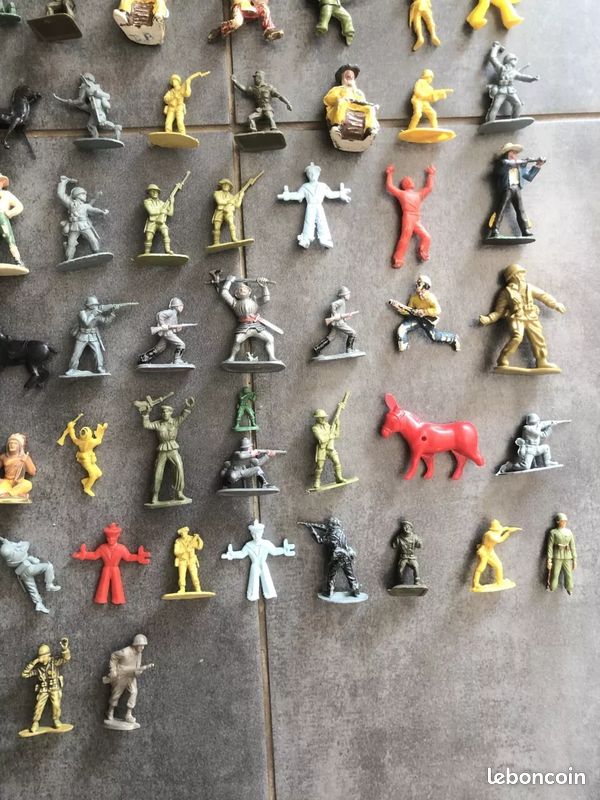 Lot De Soldats Et Indiens En Plastique Peint Starlux, Avec Cheval, époque Contemporaine