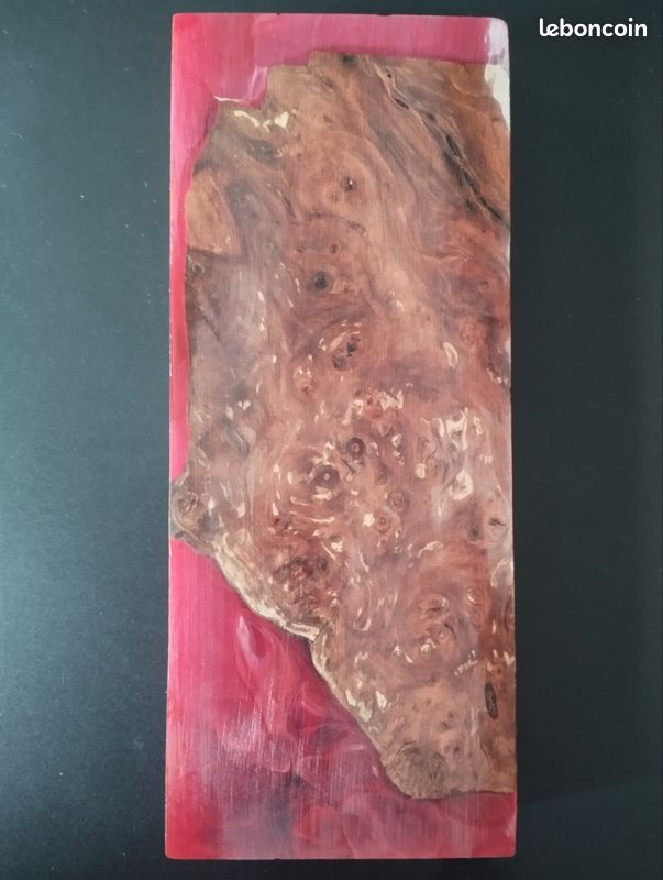 C11 - Loupe de bois et résine rouge (image 1)