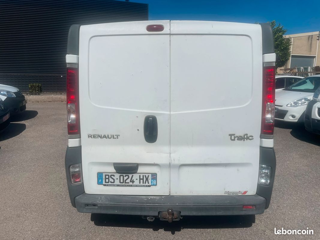 DESTOCKAGE AVANT CONGES ANNUELS A SAISIR. Roule très bien RENAULT Trafic II GRAND CONFORT Phase 2 Fourgon L1H1 1200kg 2.0 dCi 115 cv (image 4)