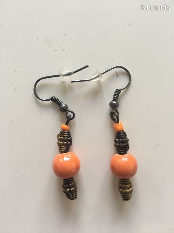 Une paire de boucles d’oreilles pendantes (image 2)