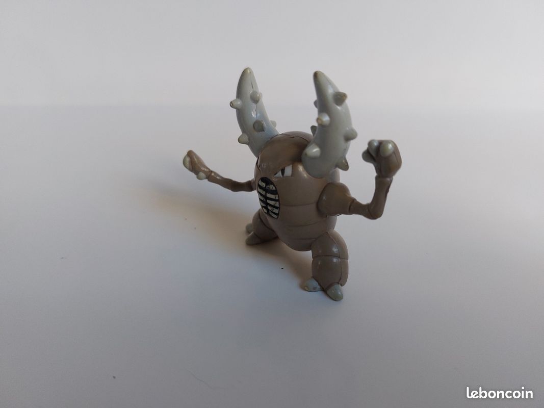 Pokémon Scarabrute – Figurine De Combat 11,5 Cm Avec Attaque De Corne – Articulations Multiples – Dès 4 Ans