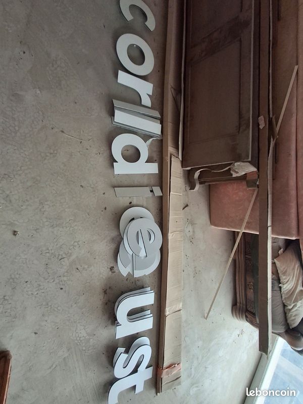 Lettres enseigne en matière plastique (image 1)