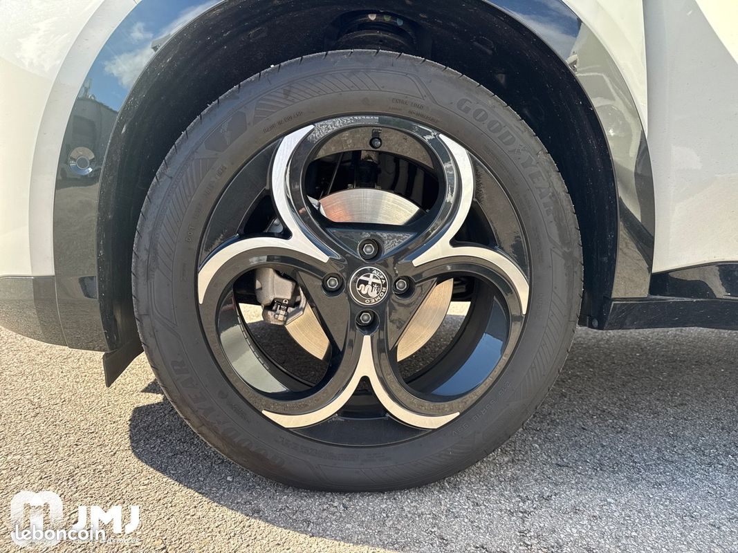 ALFA ROMEO Junior 1.2 Ibrida 145 ch e-DCT6 Q4 Premium (image 7)