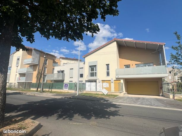 Grand garage neuf sécurisé fermé à louer