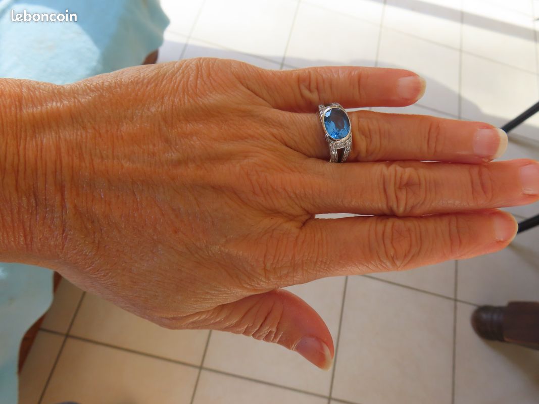 Bague En Argent Avec Une Magnifique Topaze Bleue 27x16 Mm - Taille 58/59