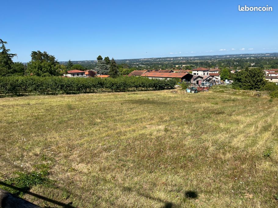 Terrain à bâtir de 460 m² à LUCENAY (69) · 199 000 €