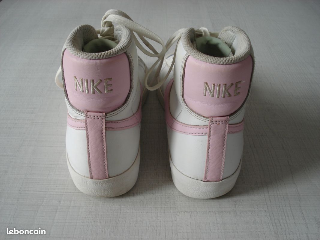 Baskets montantes Nike Blazer Mid 77, blanc et rose (image 2)