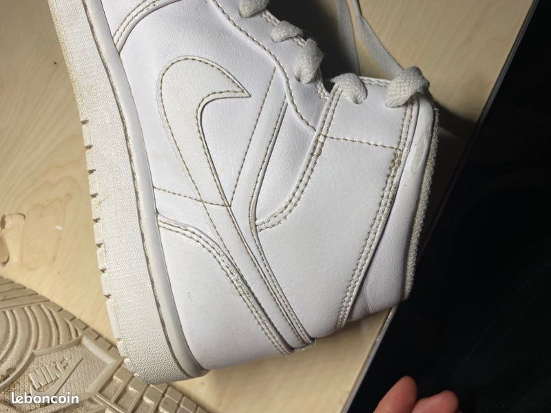 Jordan 1 mid blanche (image 1)