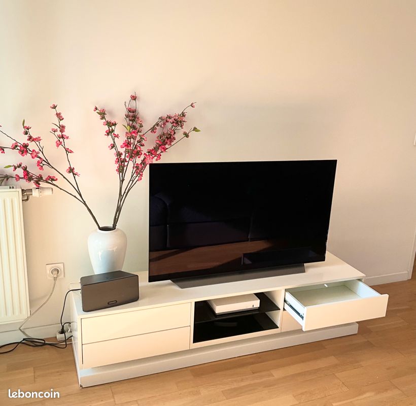Meuble TV laqué blanc neige 160 cm – 4 tiroirs – Design moderne (image 1)