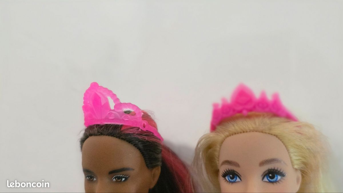 Lot 2 barbies + voiture 4 places
Avec vetemenrs et accomme indiqués sur les photos (image 8)
