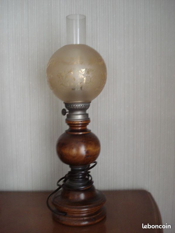 Lampe à pétrole électrique avec pied en bois et globe en verre gravé (image 4)