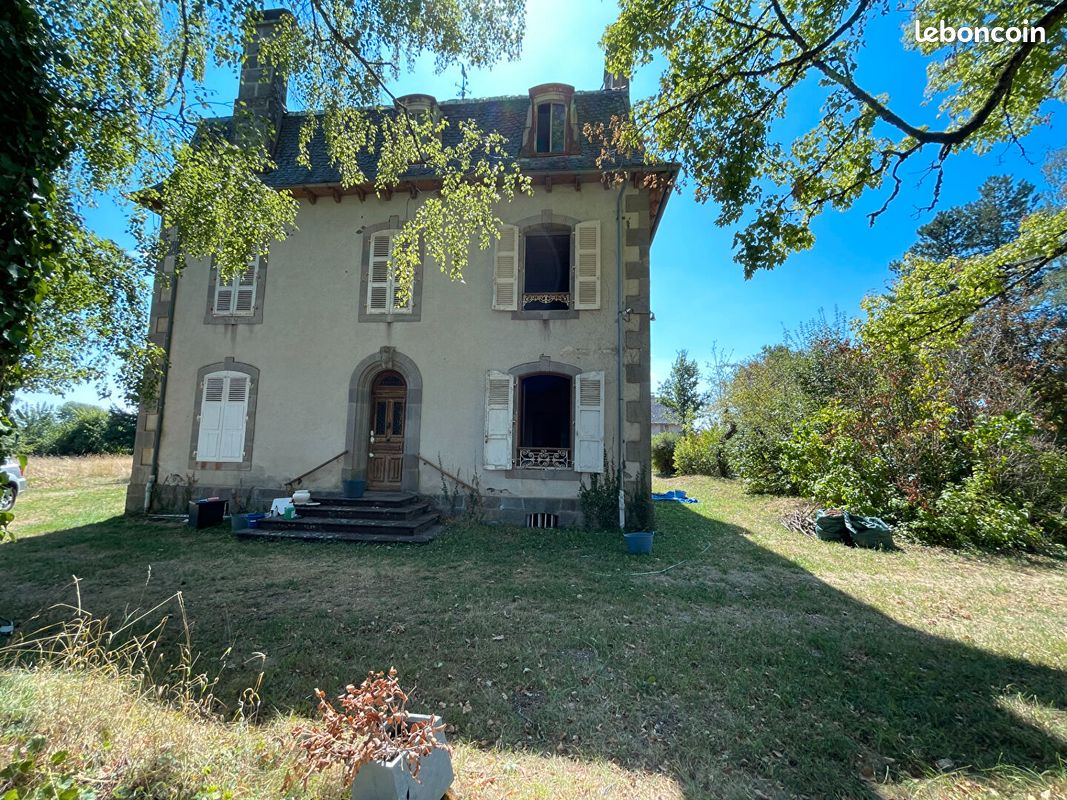 Maison 12 pièces 340 m² · à Teissières-de-Cornet · 340 m² · 325 000 €
