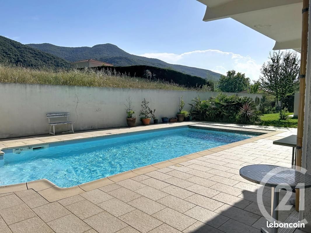 Villa 7 pièces 244 m² (image 1)