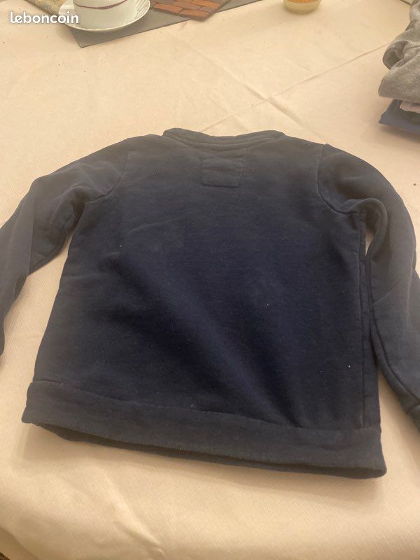 Pull bleu marine à motifs très (image 2)