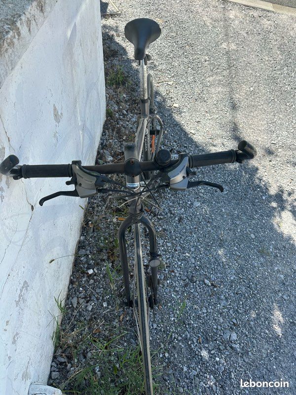 Titre : Vélo Decathlon Triban Road 7 – guidon plat – frein à disque – à réviser (image 5)