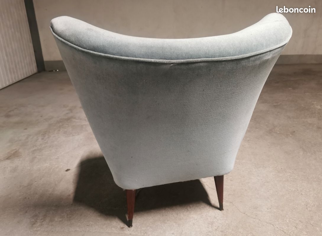 Fauteuil en velours vintage bleu datant de 1960, petit accroc (image 2)
