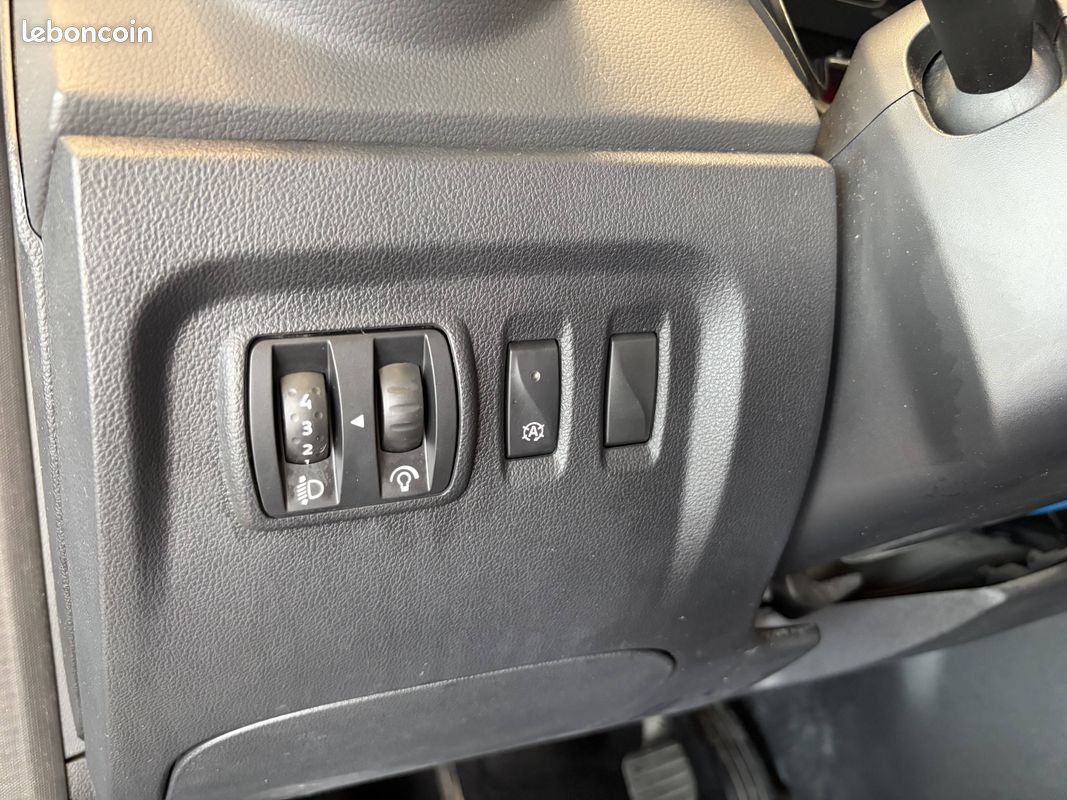 RENAULT Captur TCe 90 - 19 Life (image 28)