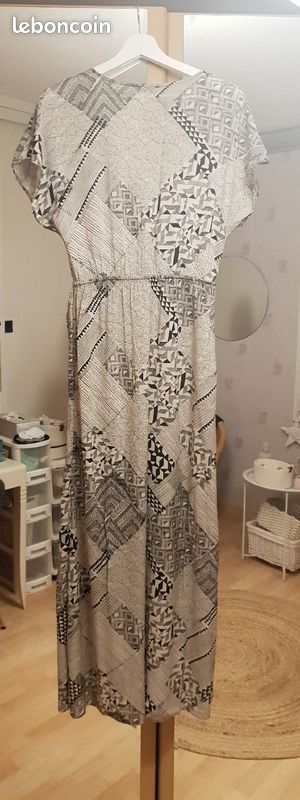 Jolie Robe Noire et blanche avec petit lien à nouer devant et un pent ouvert (image 5)