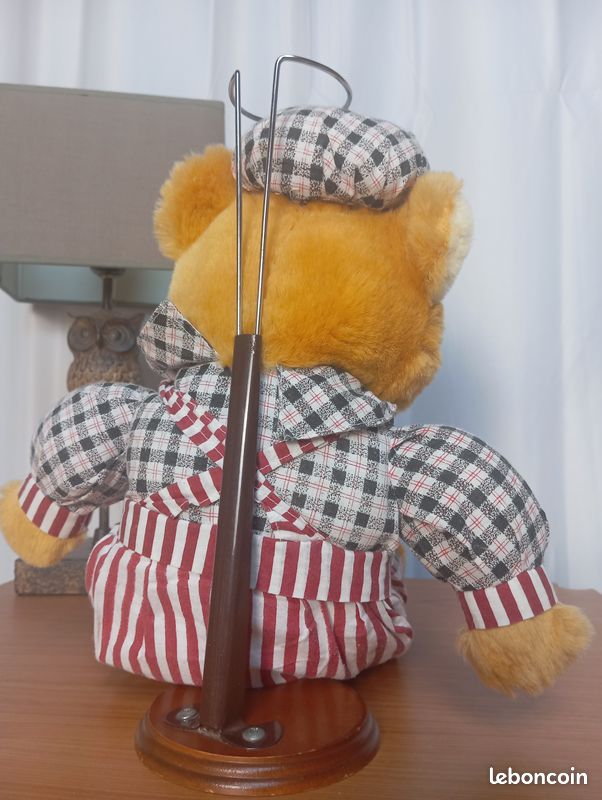 Peluche ours marron salopette rouge bonnet et tshirt bleu (image 3)