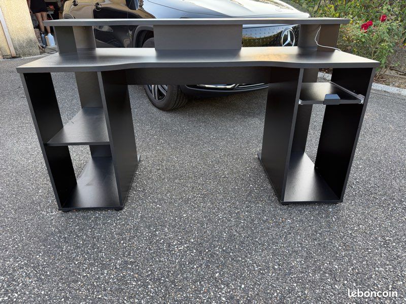 Bureau (image 1)