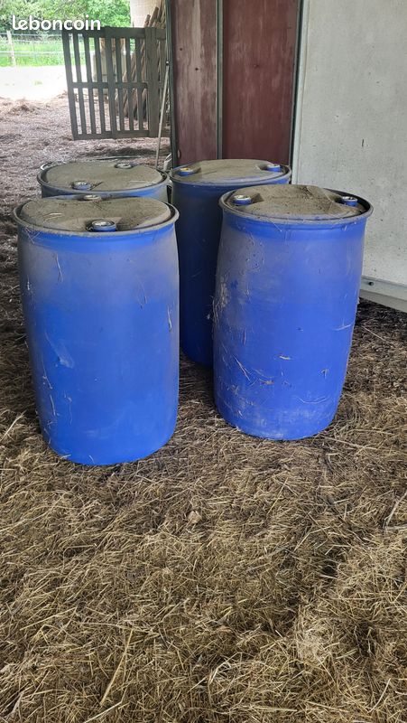 Bidons bleus 180 L (image 1)