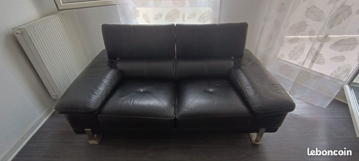 Ensemble de 2 canapés en cuir véritable noir – Conforama – Excellent état (image 1)
