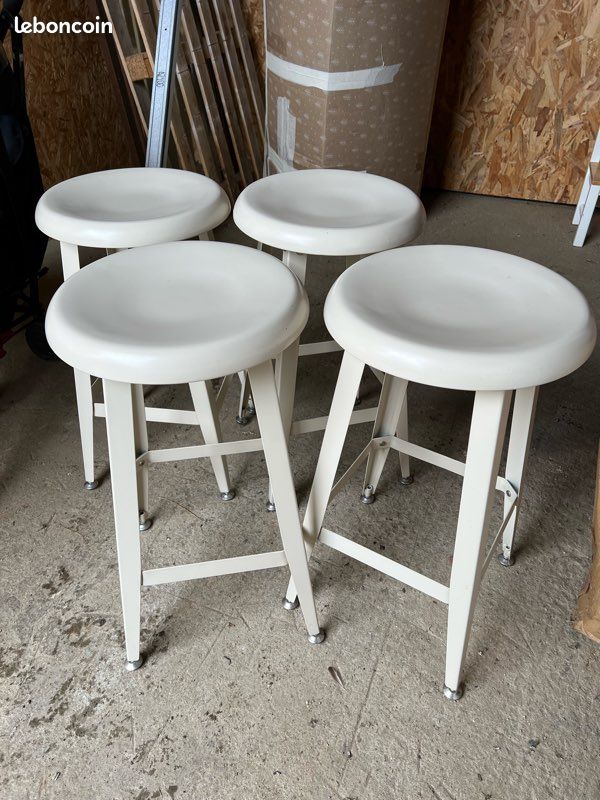 Tabouret métallique (image 1)