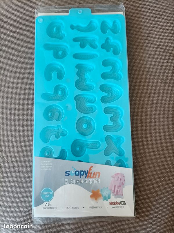 Moule en silicone lettres pour savon (image 1)
