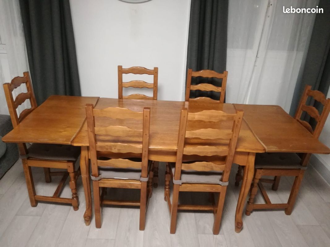 Table avec chaises (image 2)