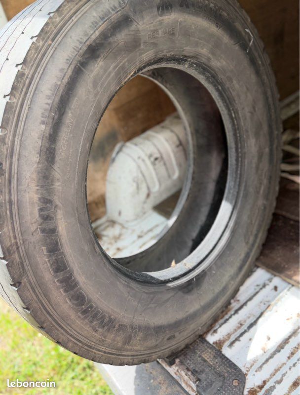 Pneu 315/70 r22.5 (image 2)