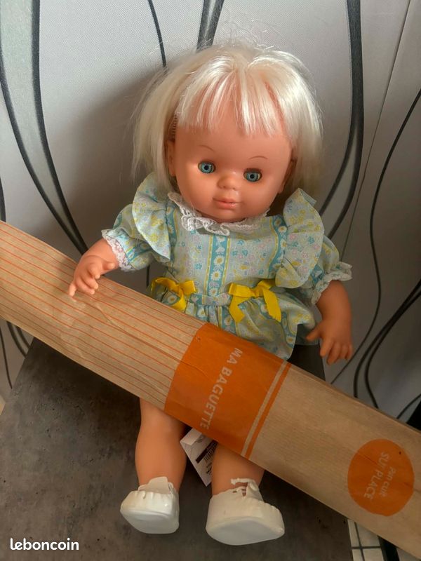 Poupee jesmar de 42 cms blonde aux yeux bleus habillee d'ori à