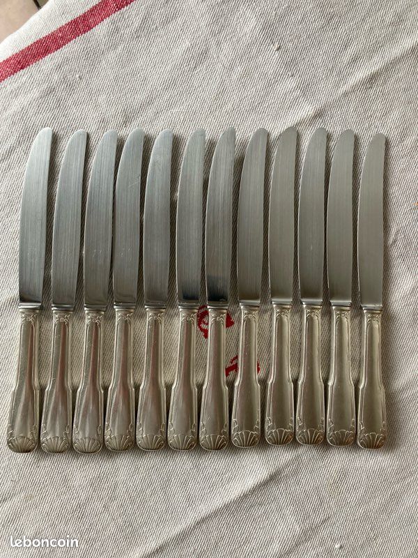 12 couteaux de table métal argenté style rocaille orfèvre ATO 3 orfèvres Lyon French silver-plated dinner knives 25cm - France