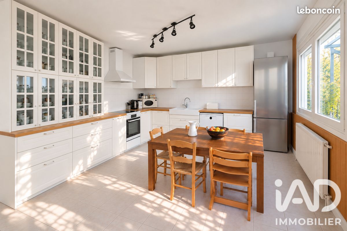 Maison 6 pièces 121 m² · à Sainte-Geneviève-des-Bois · 121 m² · 355 000 €