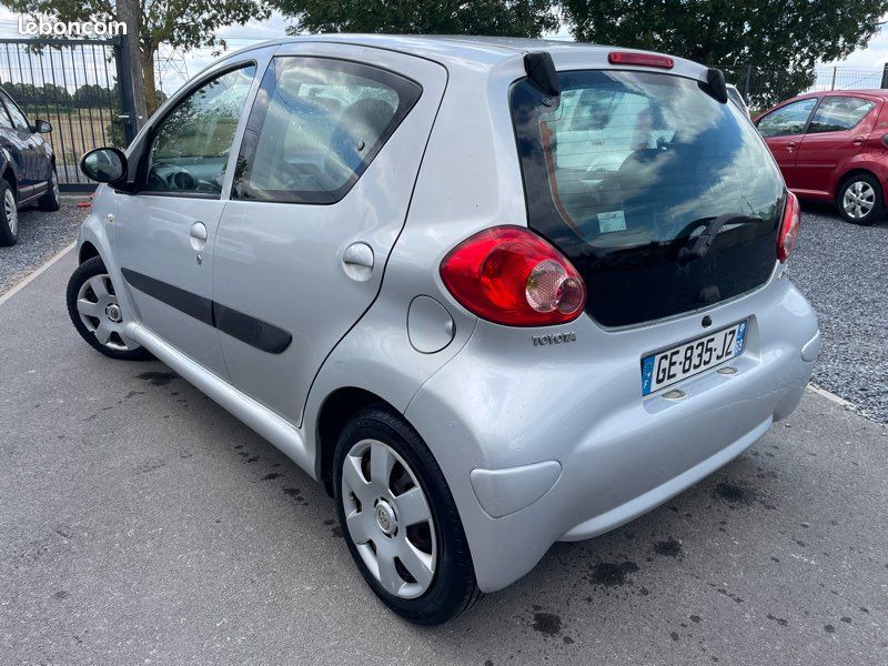 Toyota Aygo 1.0i VVT-i 68 Chvx « Climatisation,5 Portes » (image 2)