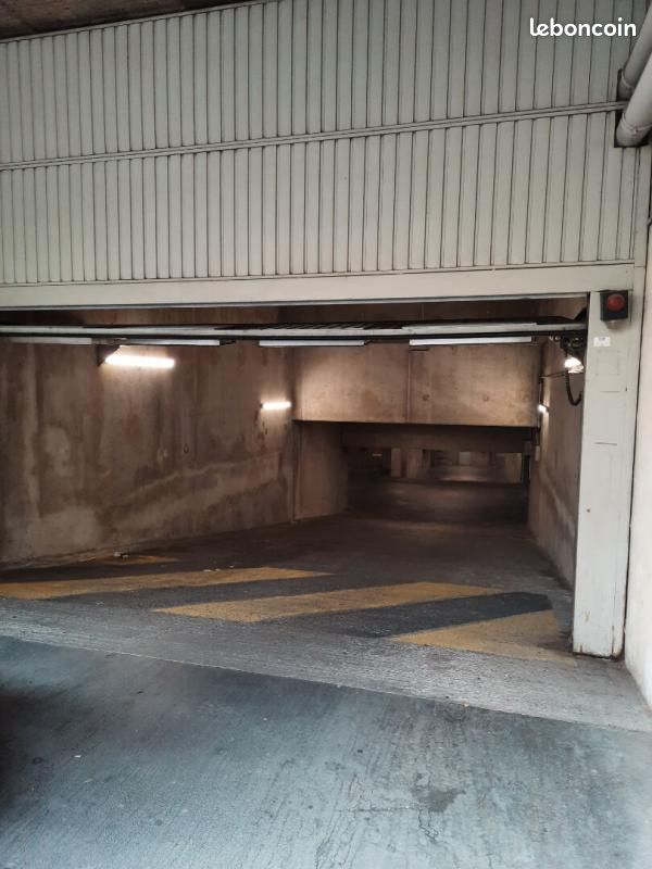 Garage/box Lyon · 112 €/mois