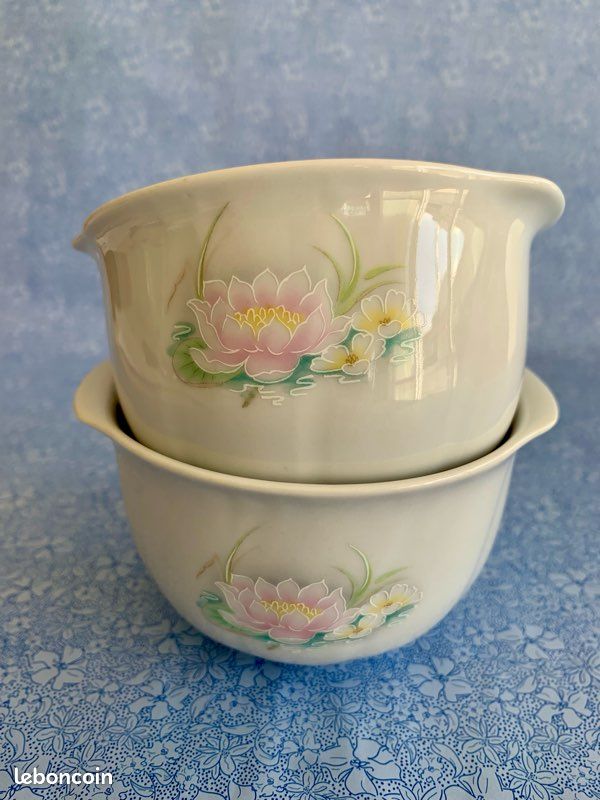 Paire de bols anciens en porcelaine de Pologne Książ – Décor fleur de Lotus & Liseré doré (image 1)