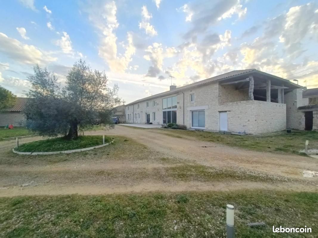 Longère 8 pièces 325 m² - Champigny en Rochereau 86170 (image principale 19)
