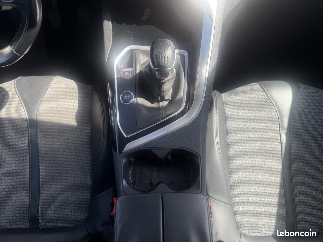 PEUGEOT 3008 II 1.2 Turbo 130 ACCESS 2018 (image 19)