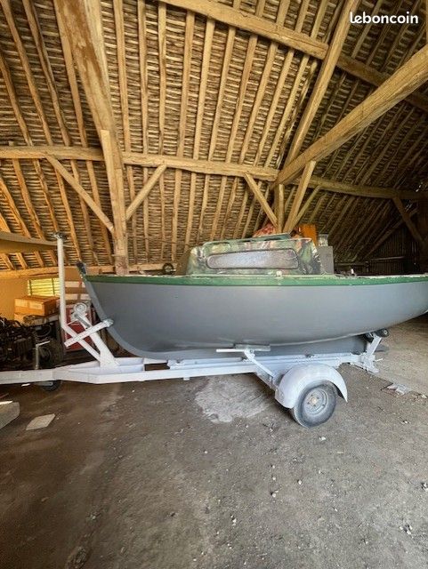 Bateau cabine (image 1)