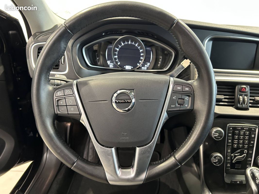 VOLVO V40 T2 122 ch Geartronic 6 Signature Edition (image 12)