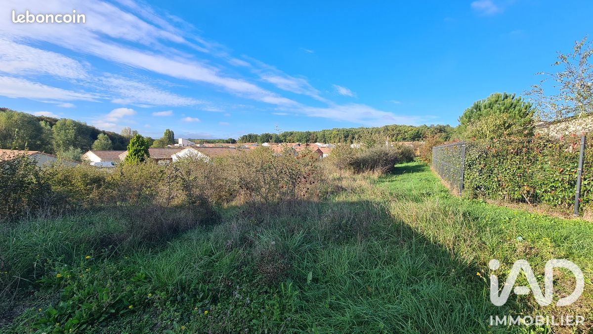 Terrain 811 m² · à Ligugé · 811 m² · 61 770 €